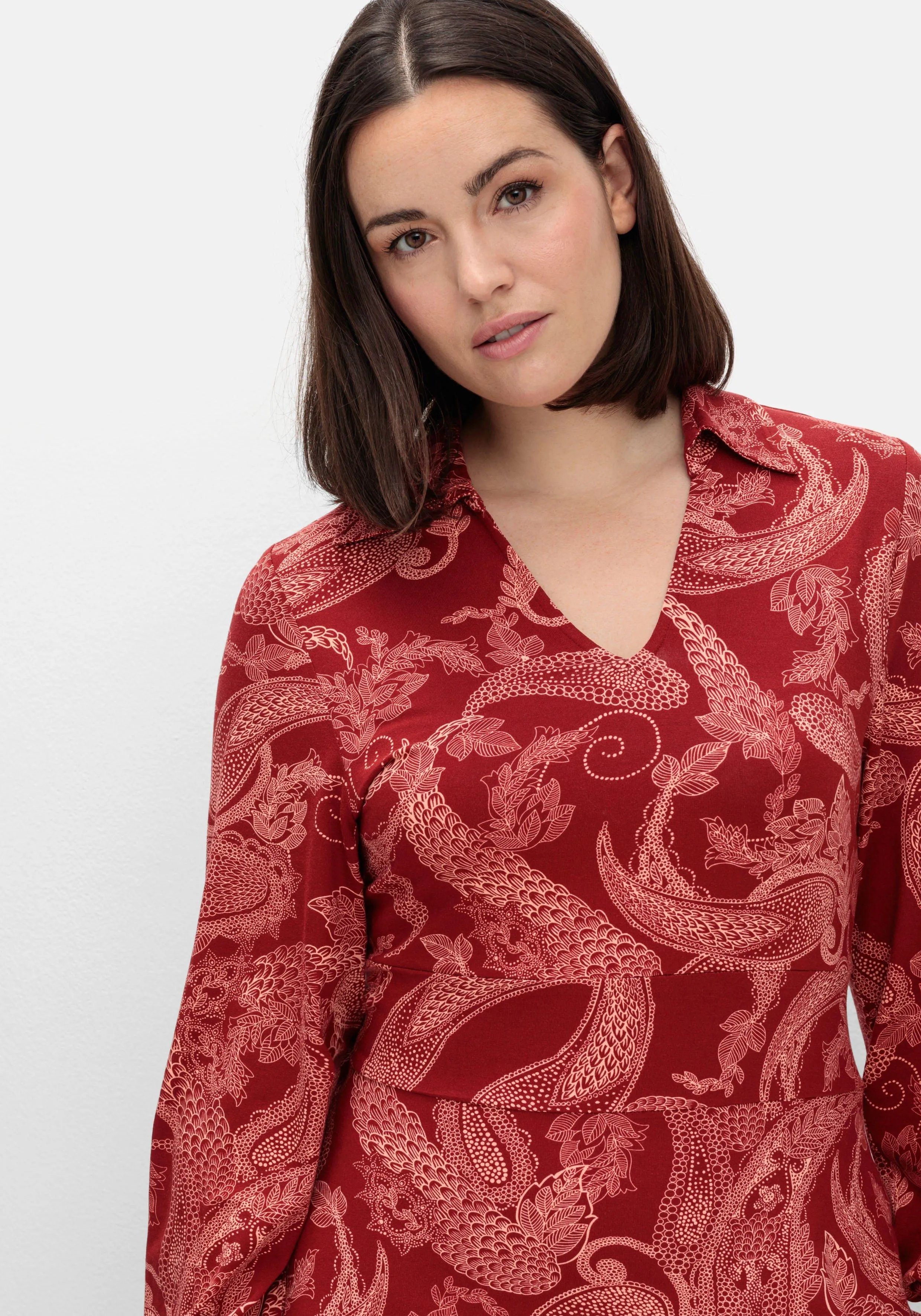 Jerseykleid mit Paisleydruck und Blusenkragen