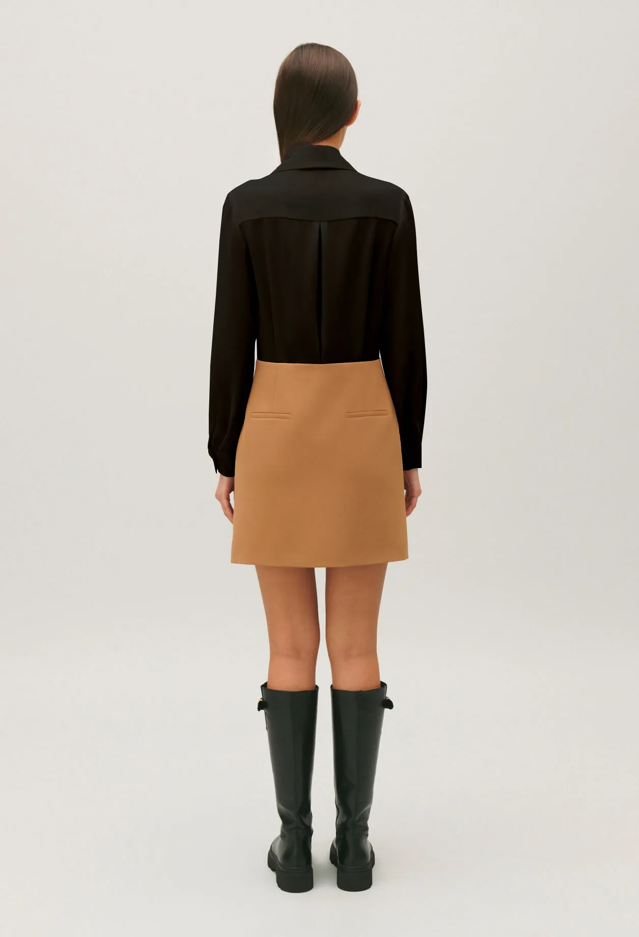 Kurzes, tailliertes Kleid, zweifarbig