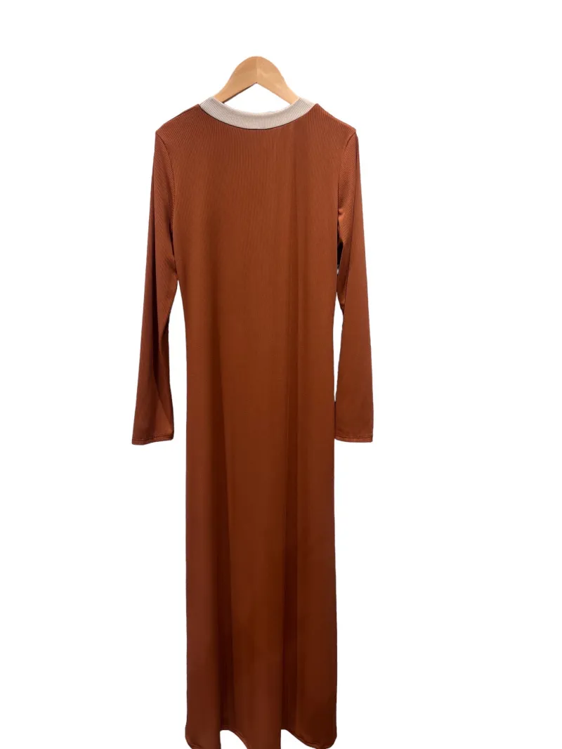 Langes Jerseykleid mit Zierknöpfen