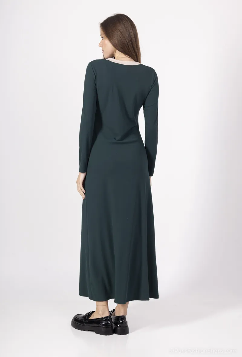 Langes Jerseykleid mit Zierknöpfen