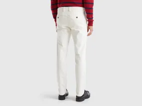 Slim Fit Hose aus Stretchsamt